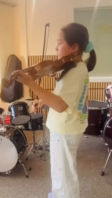 🎻Violin lessons encourage concentration, patience, coordination, creativity, and self-confidence while helping children discover the joy of making music. ✨